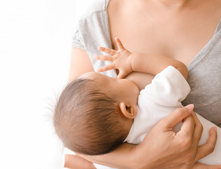 子供に授乳する女性